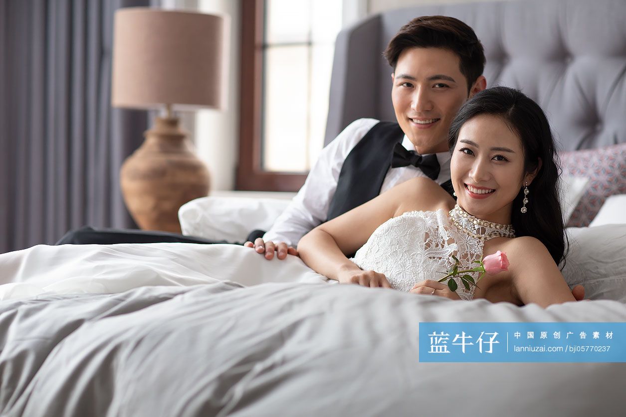 年轻夫妇在卧室共享甜蜜时光-蓝牛仔影像-中国原创广告影像素材