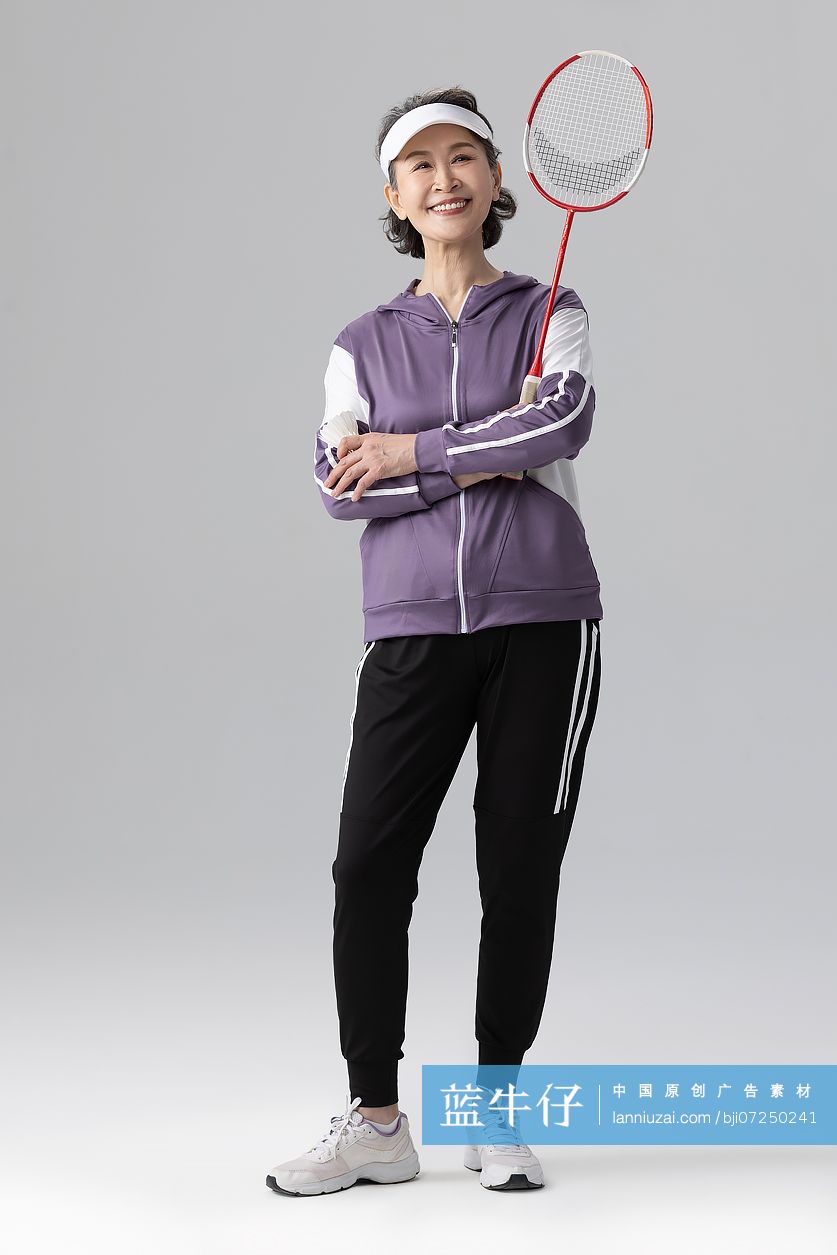 快乐的老年女子锻炼身体