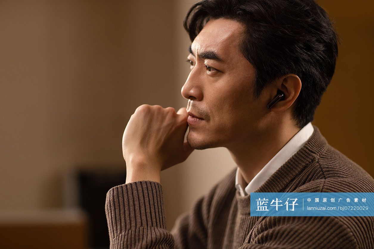 男子使用蓝牙耳机