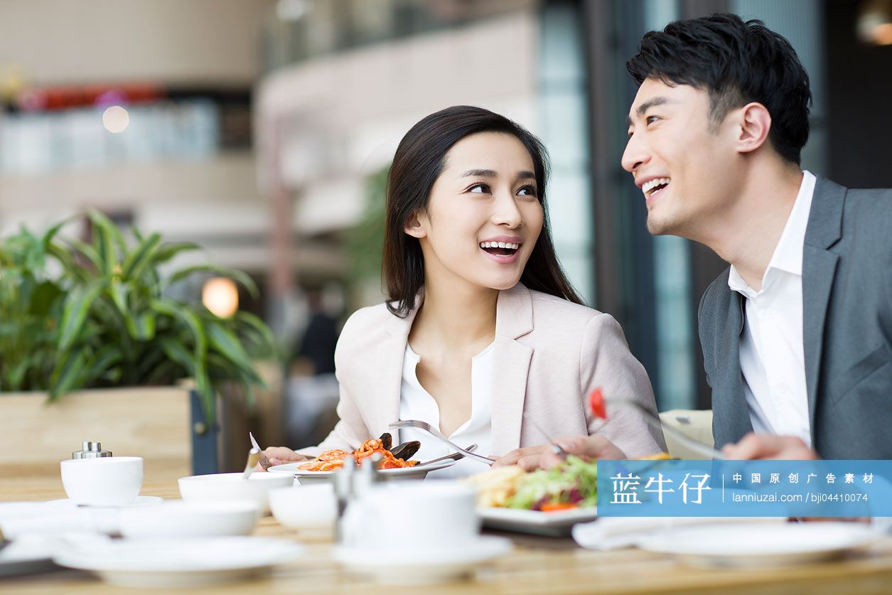 开心的年轻情侣新年吃自助餐-蓝牛仔影像-中国原创广告影像素材
