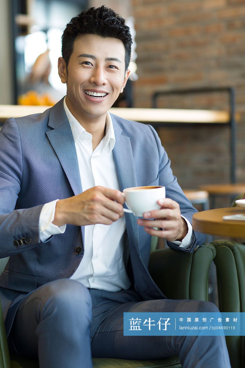商务男士在咖啡厅喝咖啡