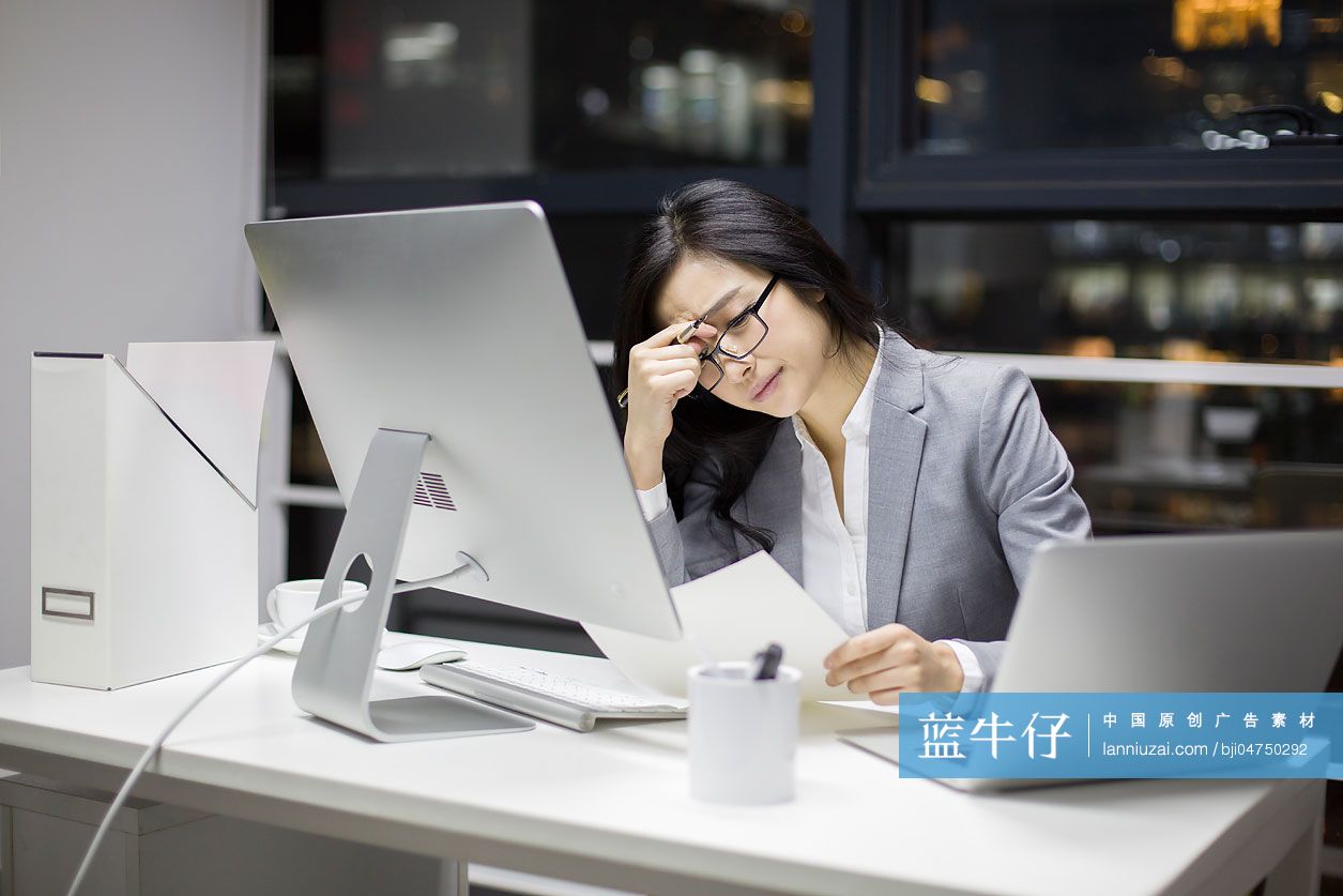 商务女士在办公室加班-蓝牛仔影像-中国原创广告影像素材
