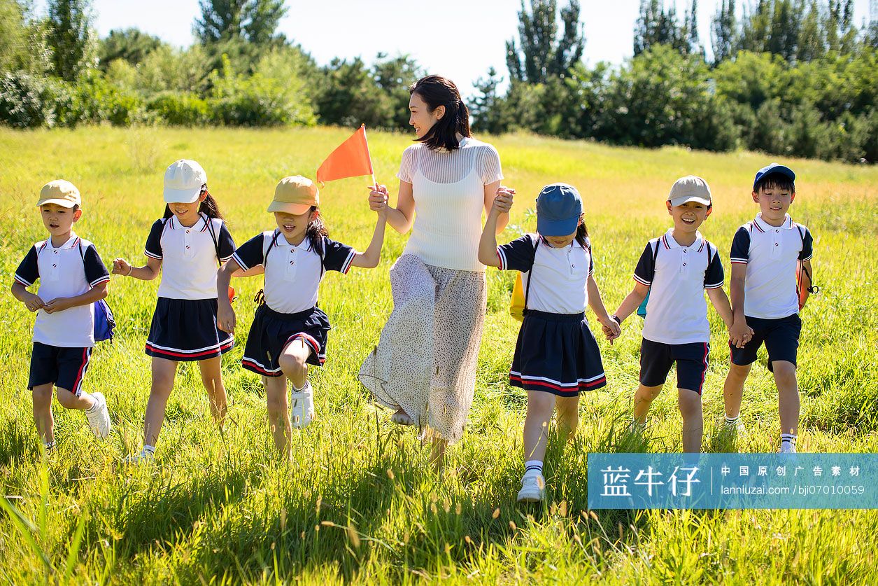 快乐的老师带领小学生春游-蓝牛仔影像-中国原创广告影像素材