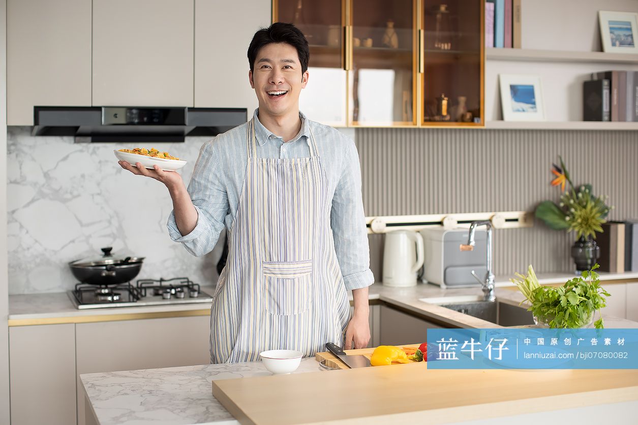 男子居家做饭
