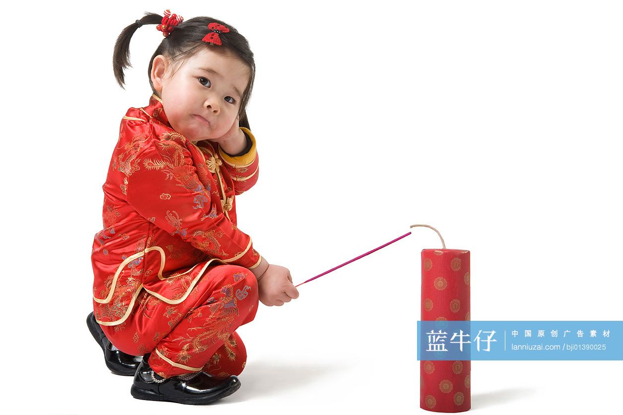 点爆竹的小女孩