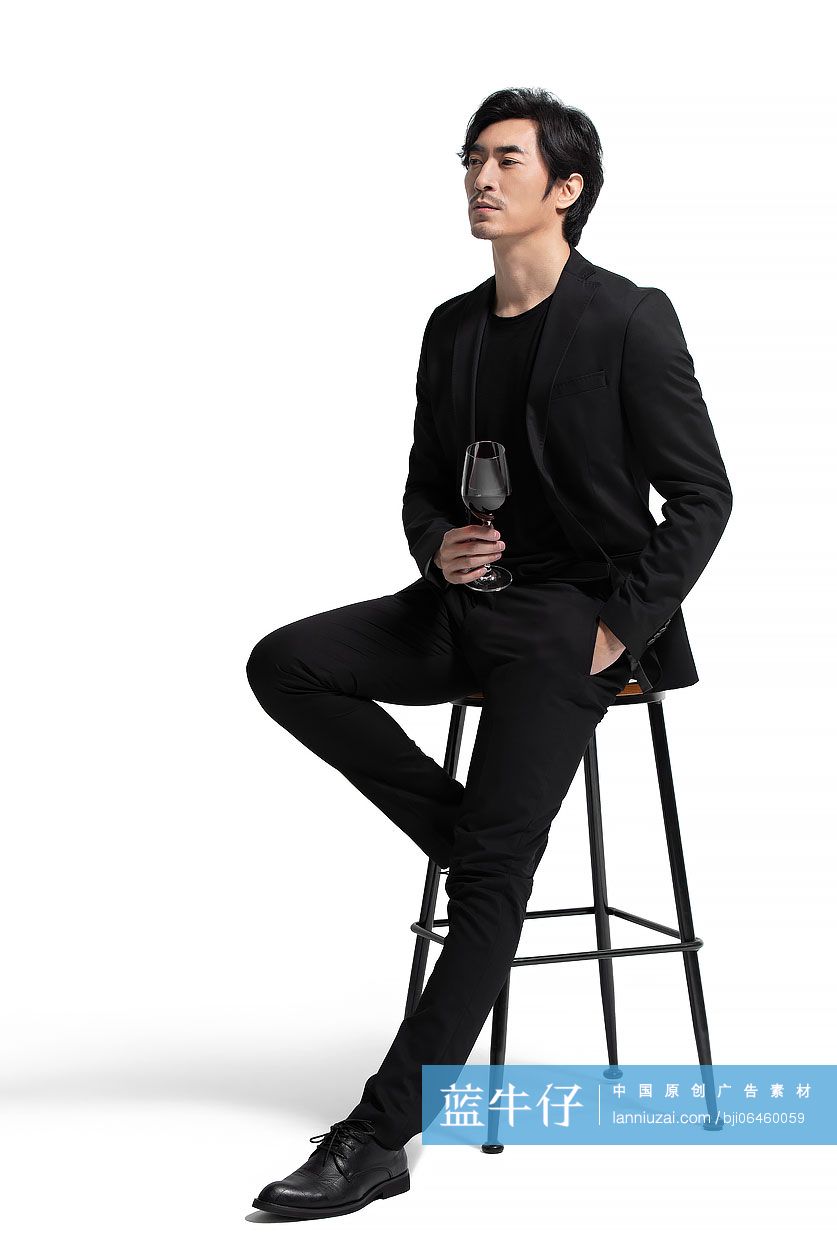 优雅的中年男子品尝红酒