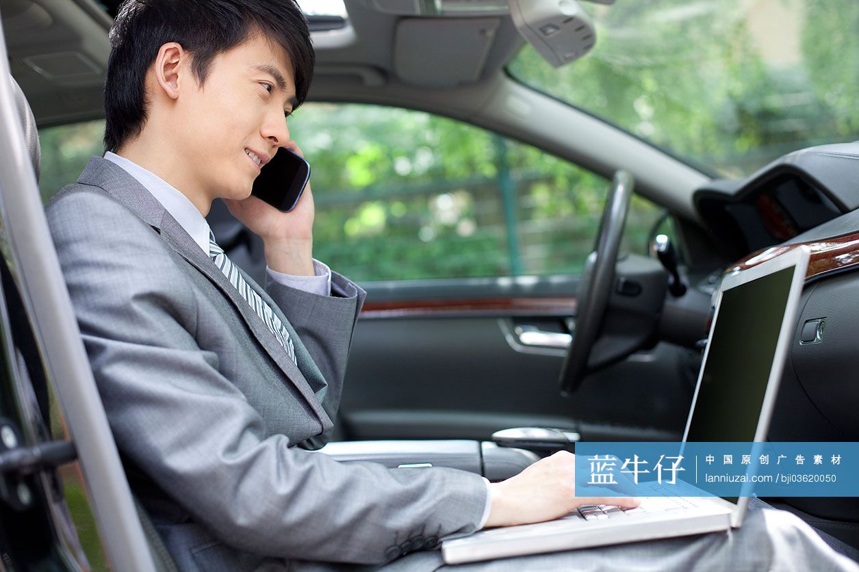 商务人士在车内打电话