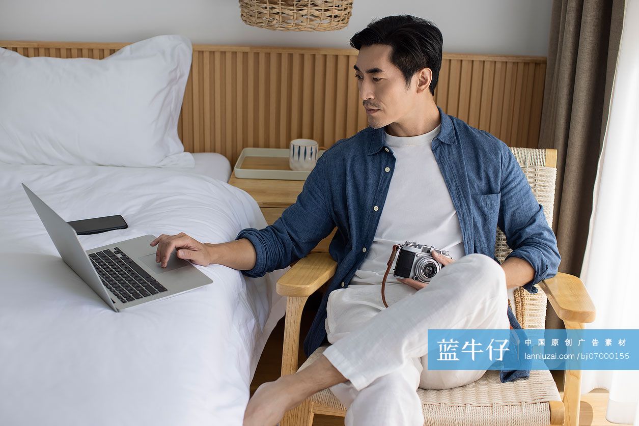 摄影师在家里使用笔记本电脑-蓝牛仔影像-中国原创广告影像素材