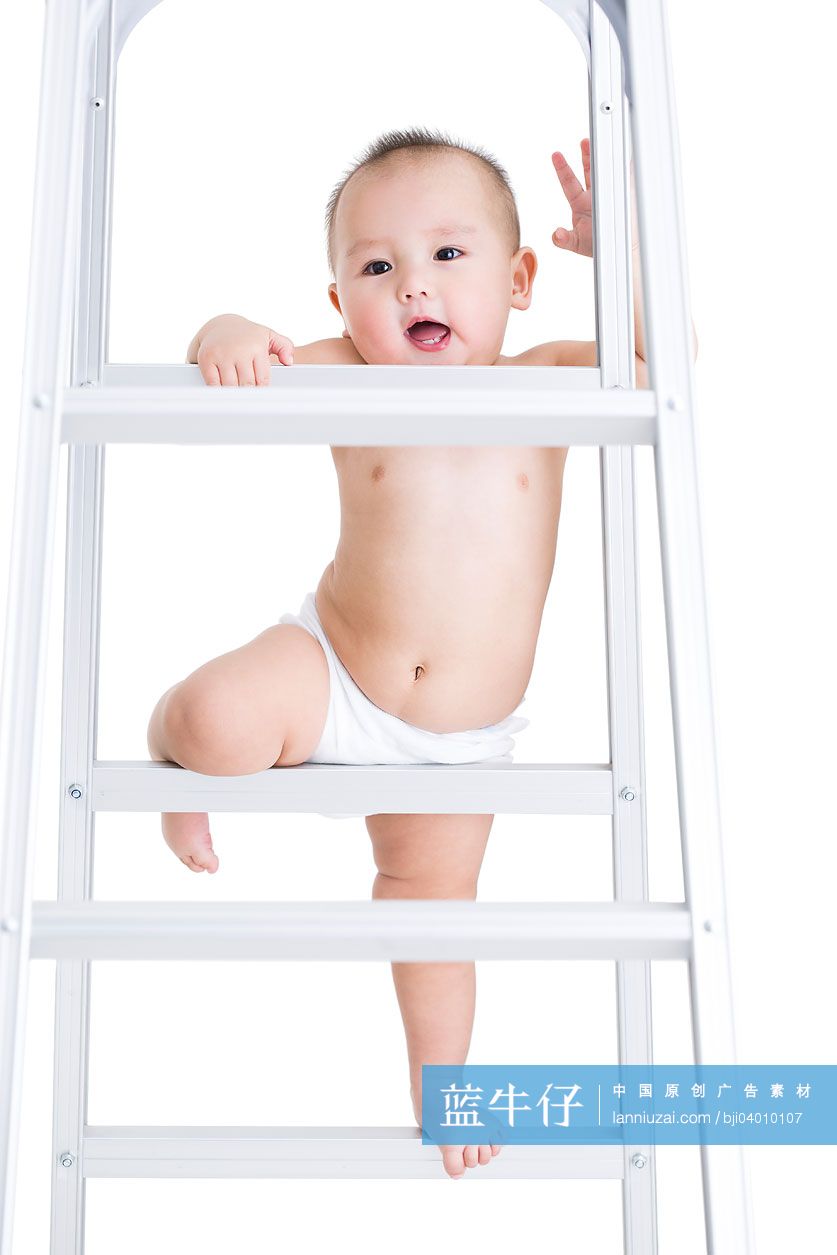 爬梯子的男婴