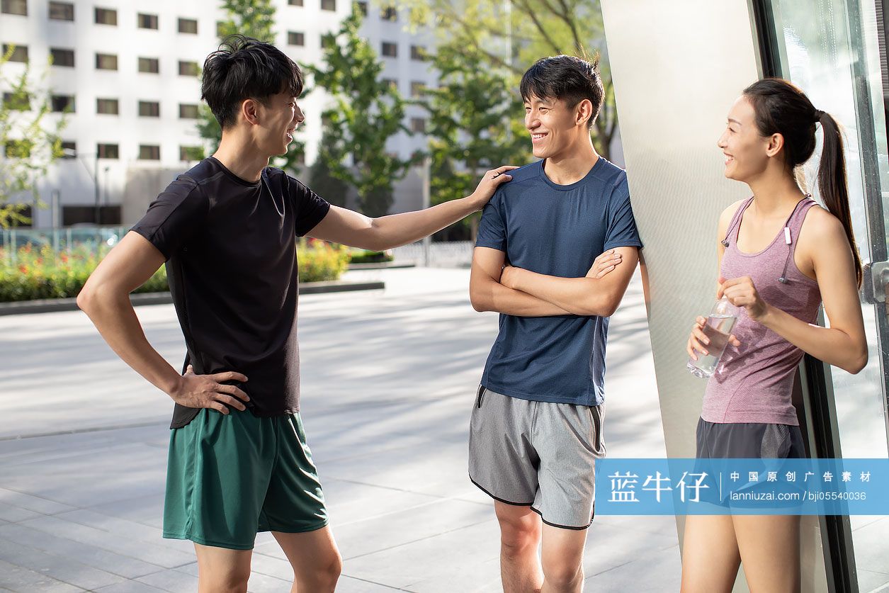 年轻人运动后休息