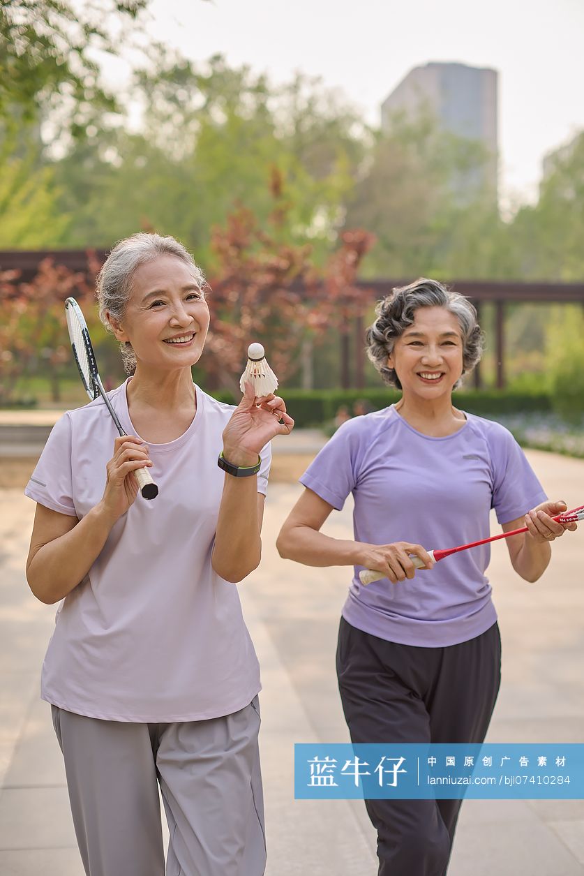 老年人在公园锻炼身体