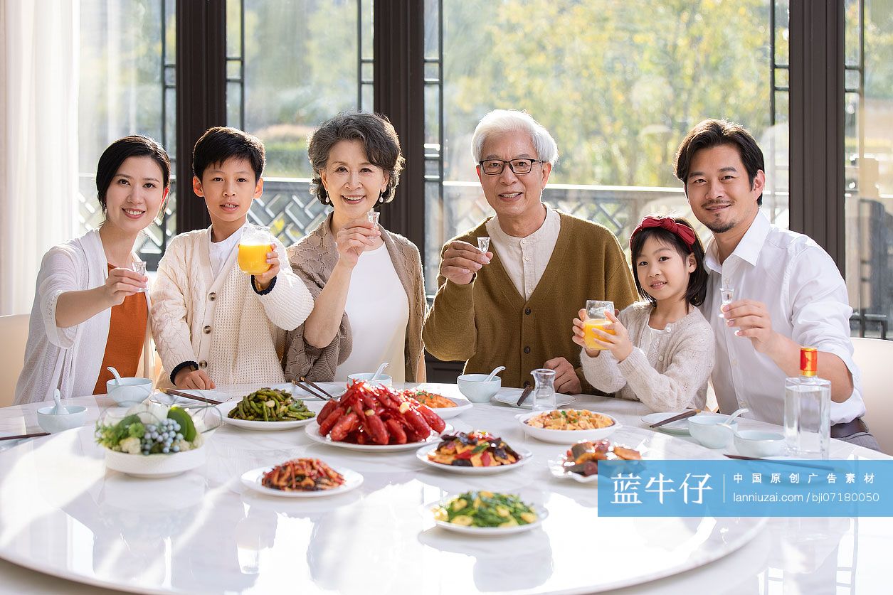 快乐家庭吃年夜饭