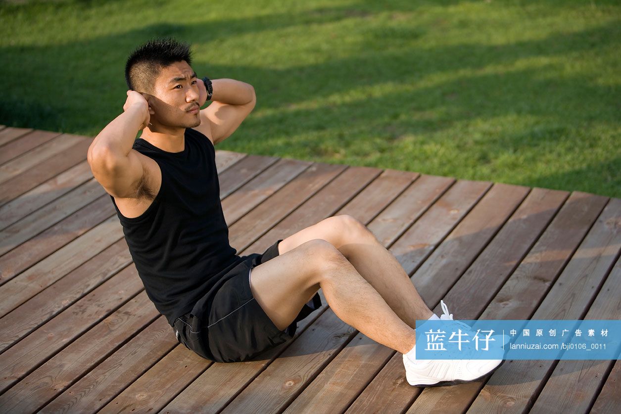 年轻男子做仰卧起坐