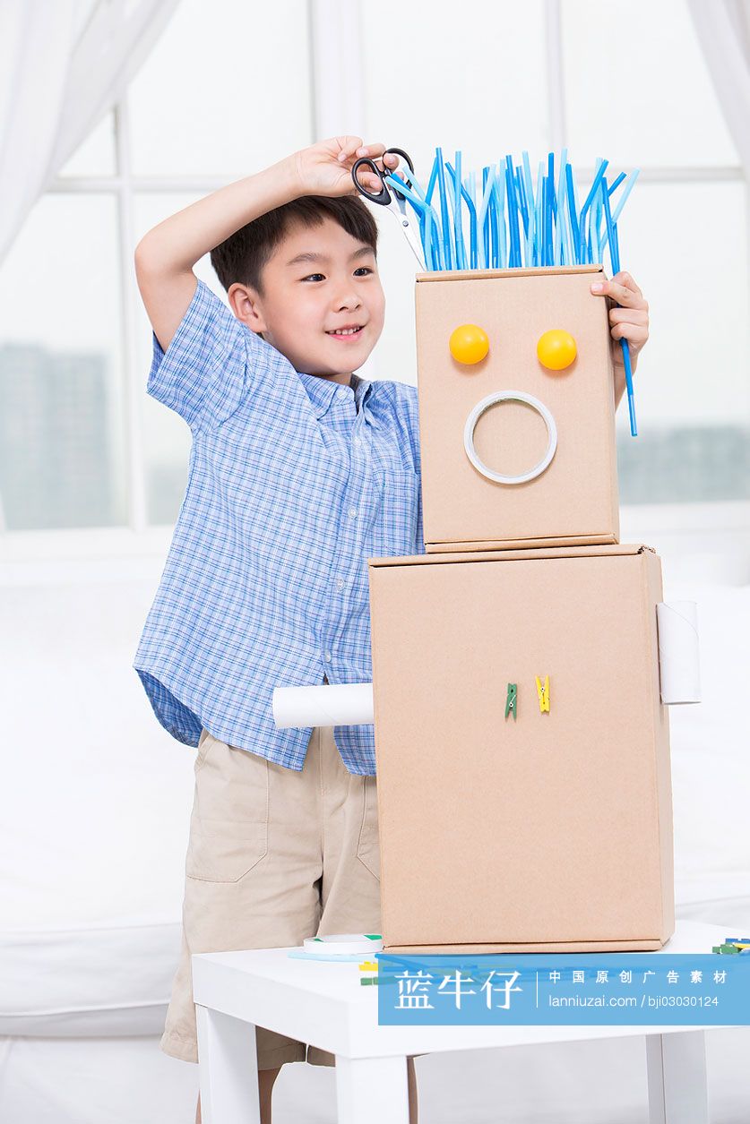 小男孩手工制作玩具机器人