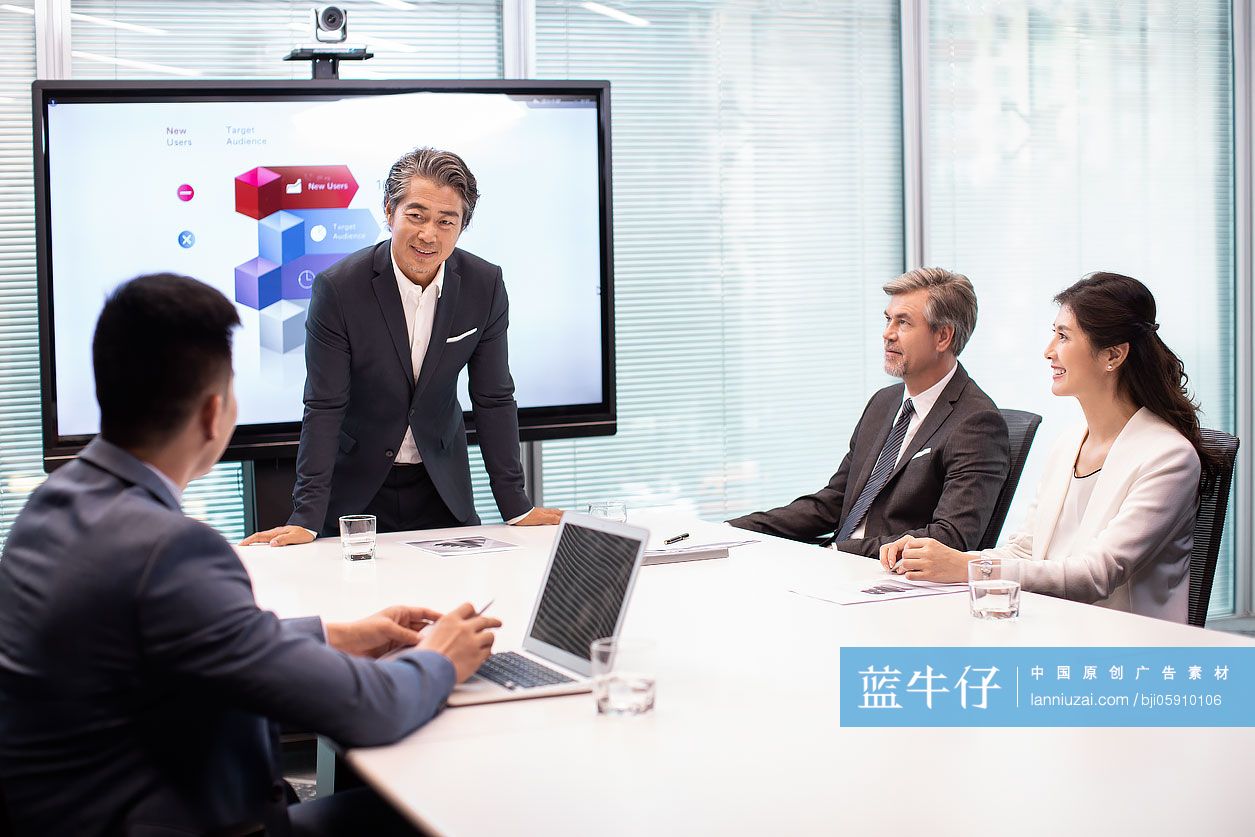 商务人士在会议室开会