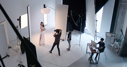 Chinese photographer taking pictures of female model in studio,4K