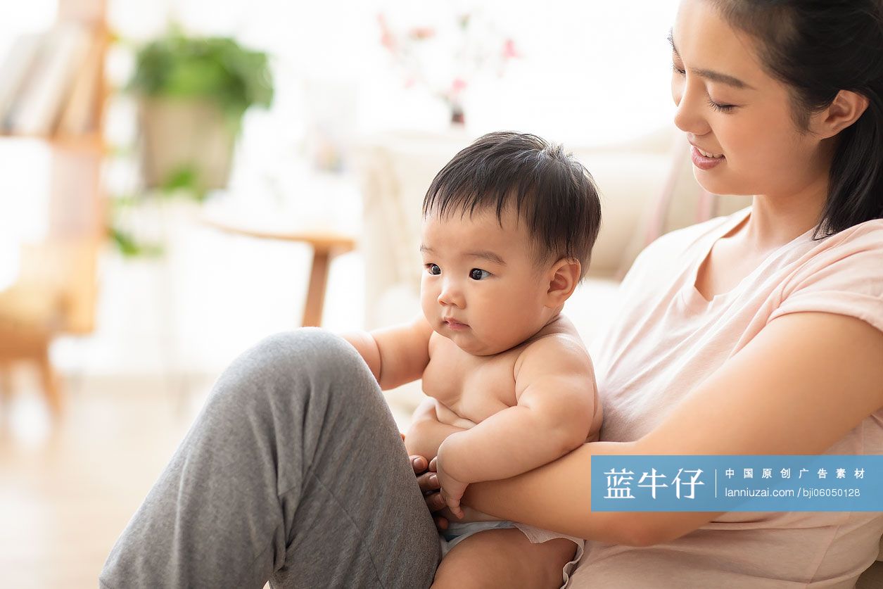 年轻的母亲照顾婴儿-蓝牛仔影像-中国原创广告影像素材