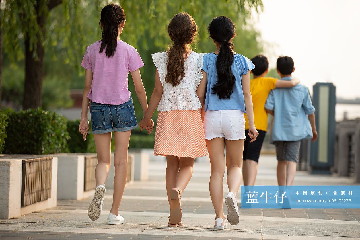 青少年在公园玩耍