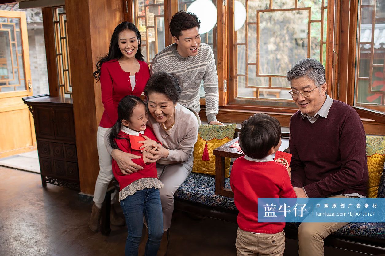 快乐家庭庆祝新年