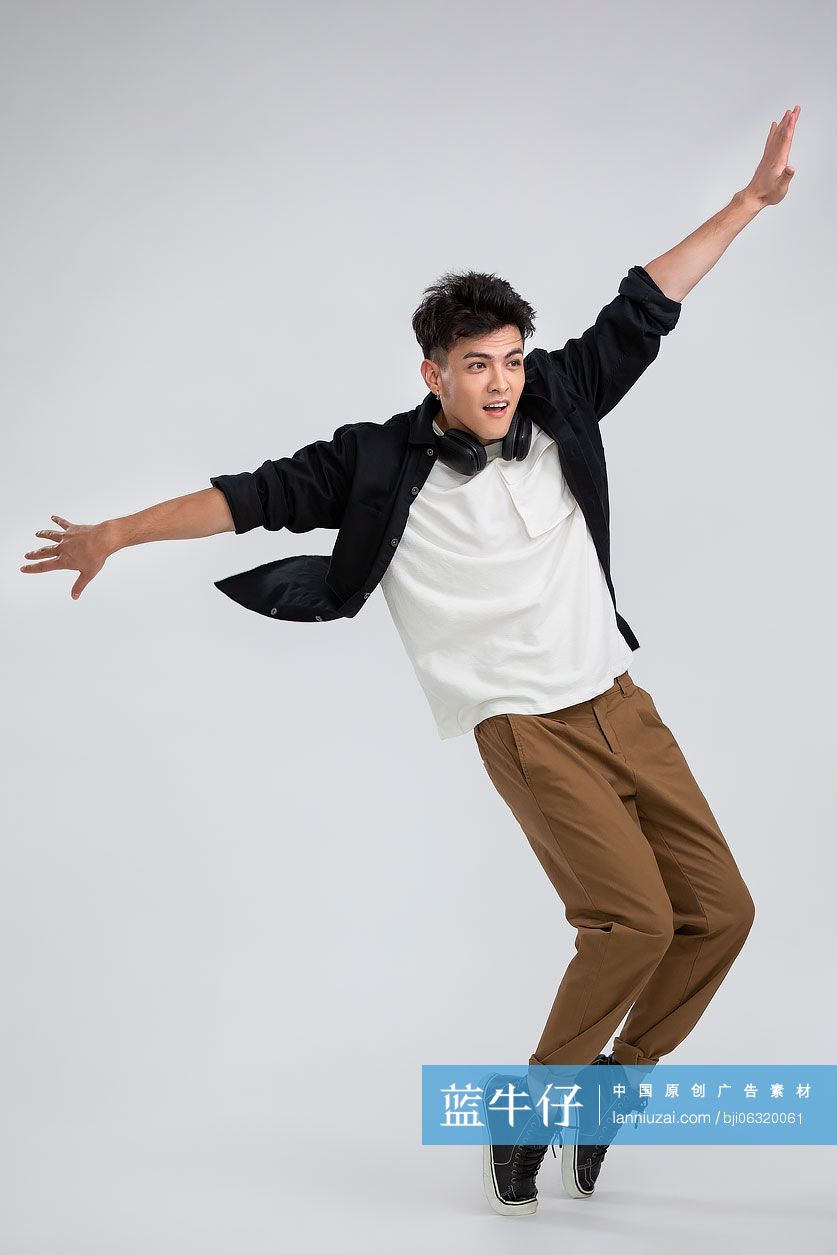 年轻男士跳舞