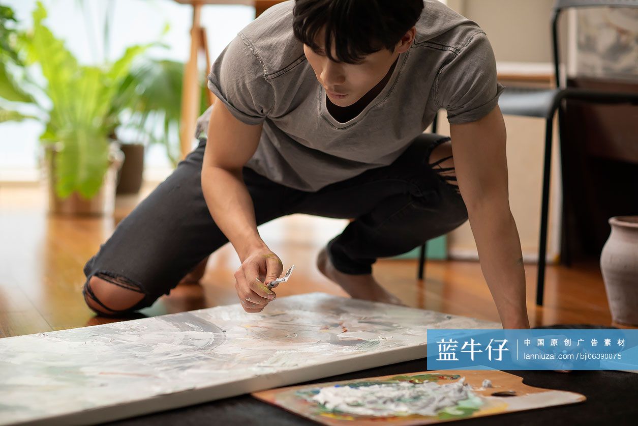 年轻男士在家绘画