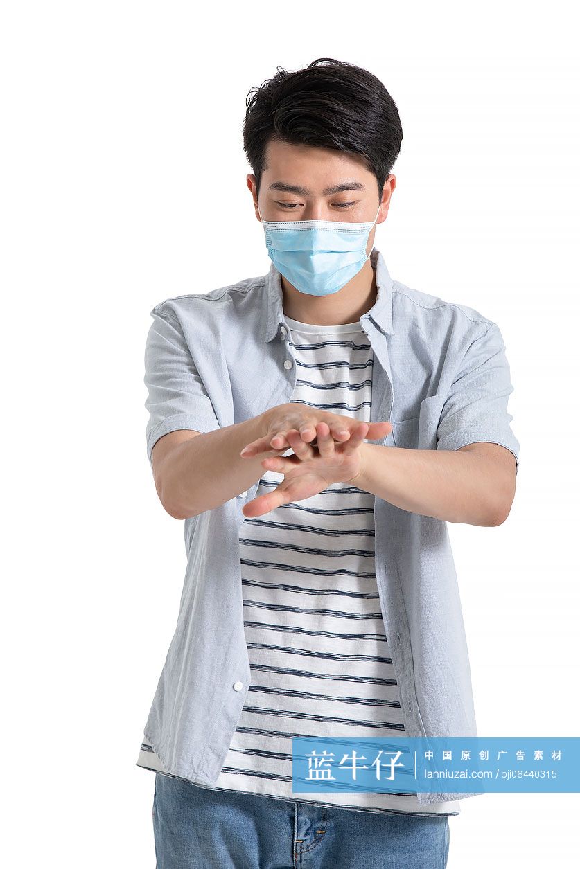 年轻男士使用免洗洗手液洗手