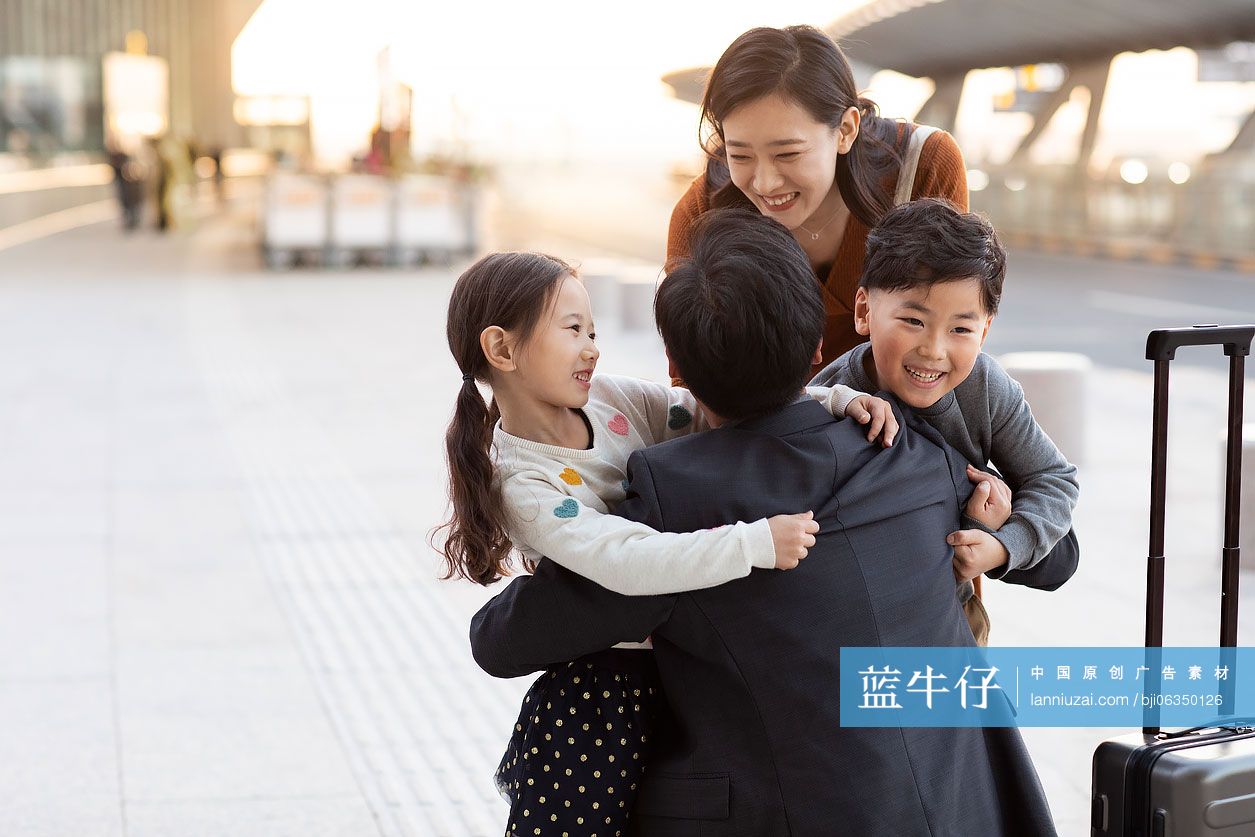 快乐的年轻家庭在机场团聚