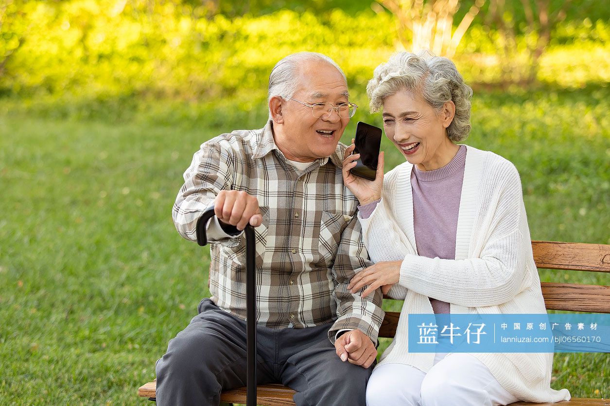 老年夫妇在公园打电话