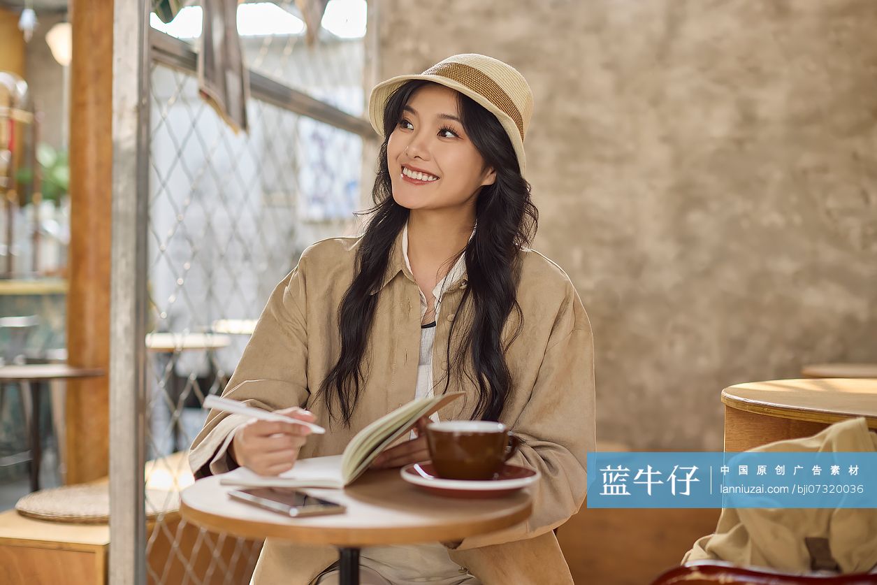 快乐女性在咖啡馆喝咖啡