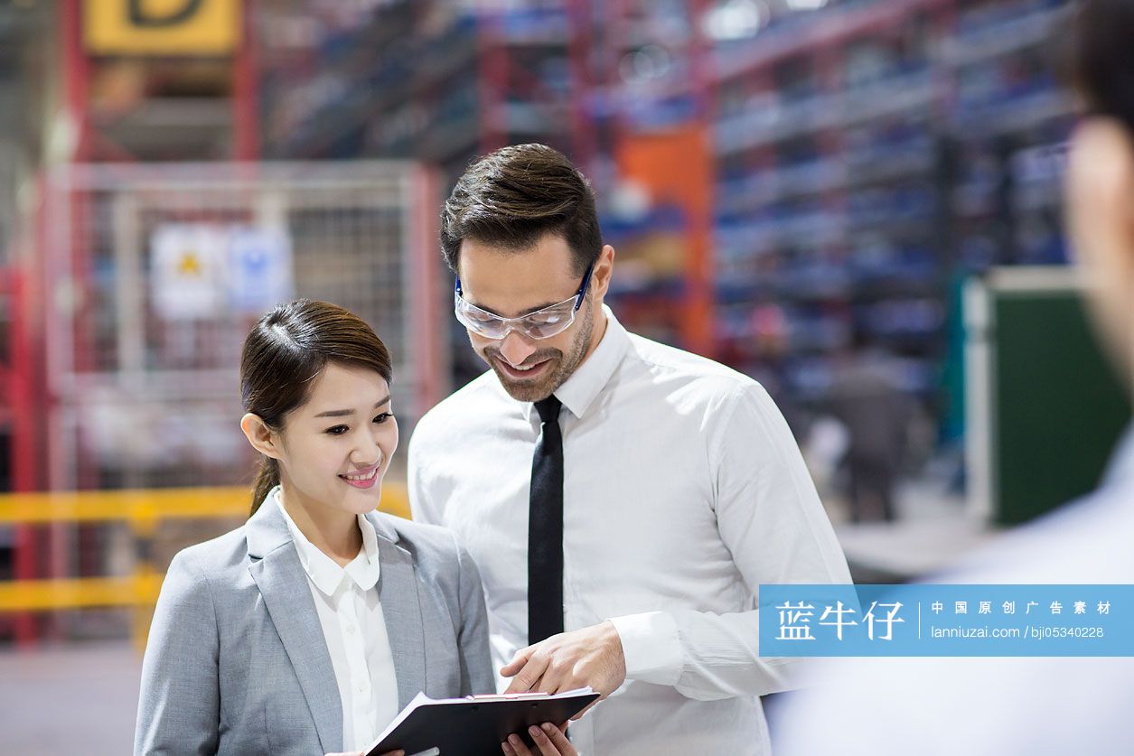 商务人士在工厂讨论工作