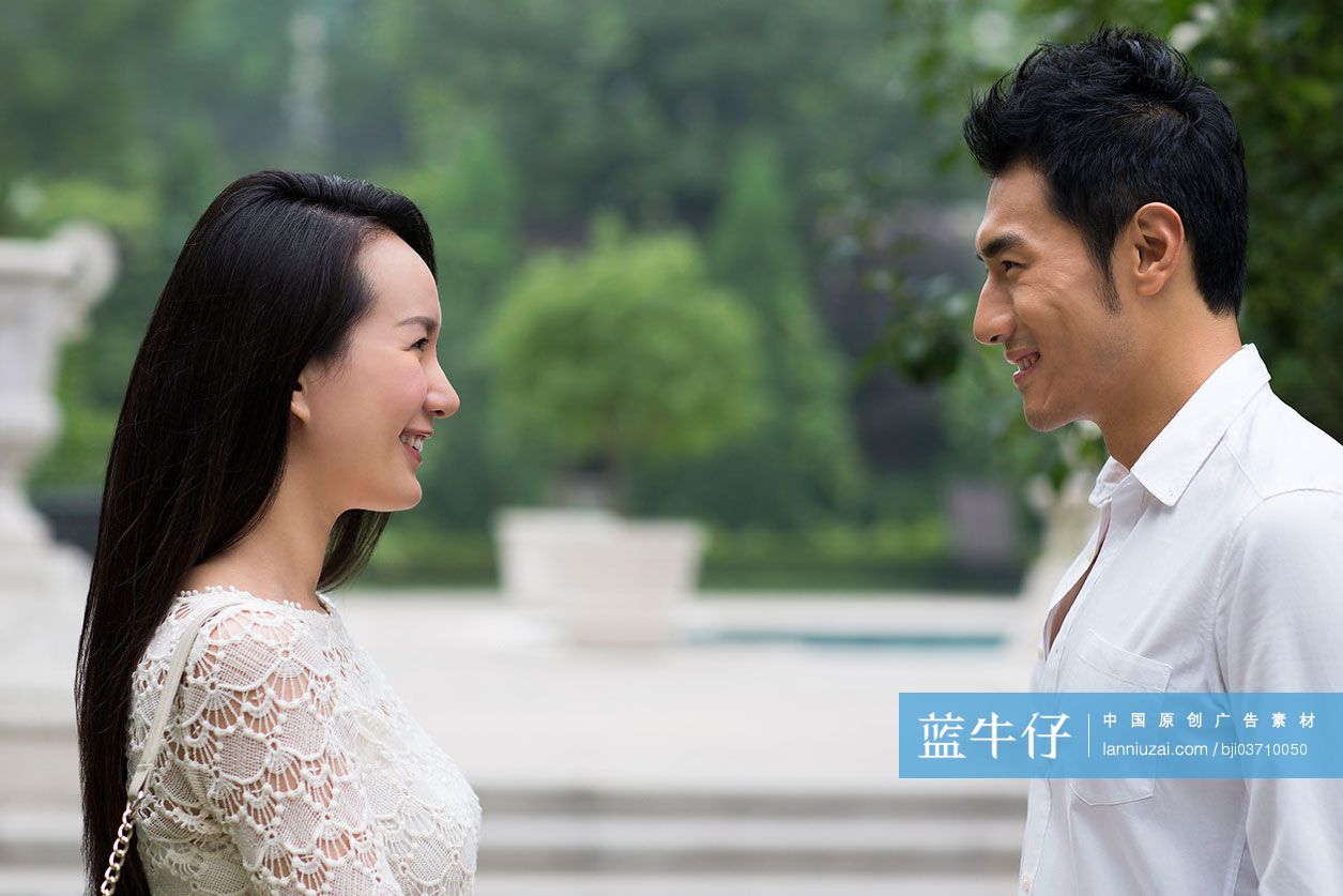 年轻情侣面对面凝视