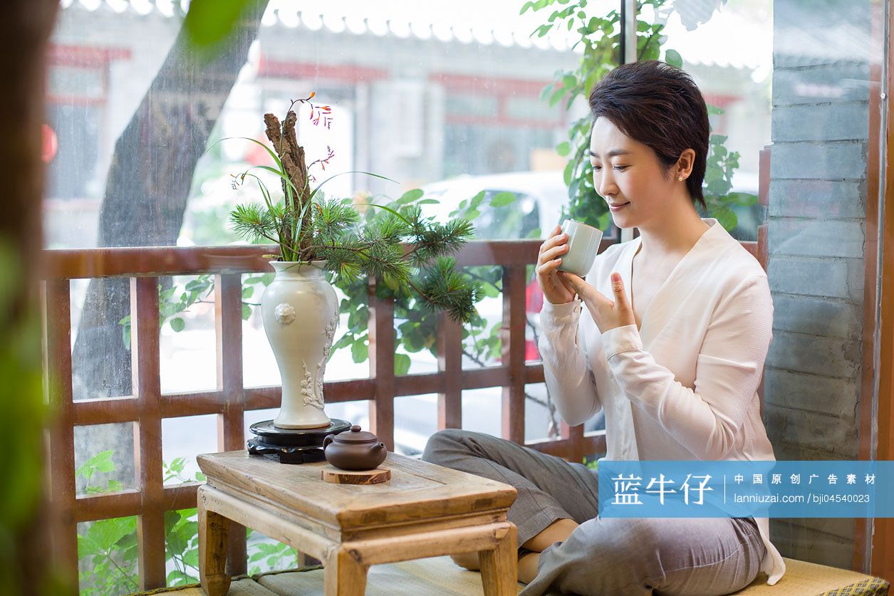 中年女子在茶馆喝茶
