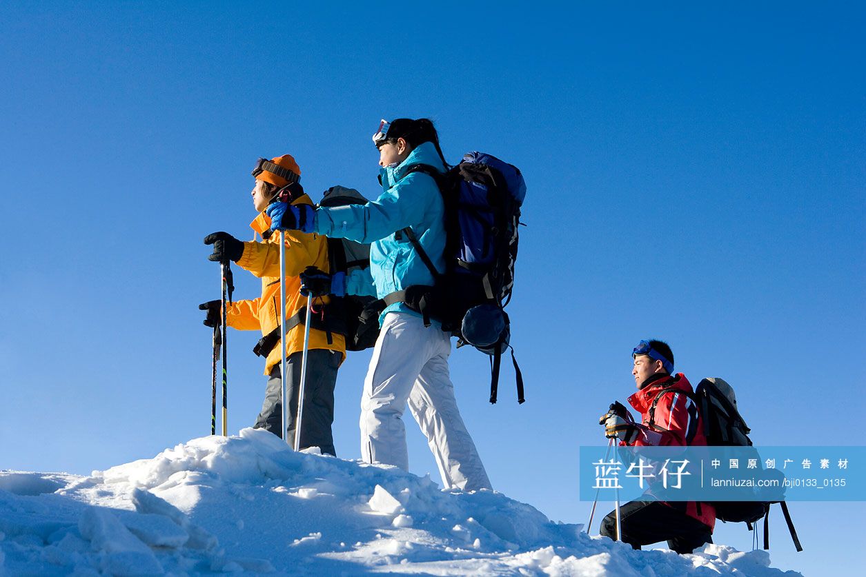 在雪地行走的年轻人