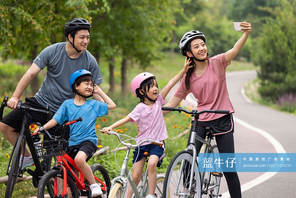 一家人在公园骑行