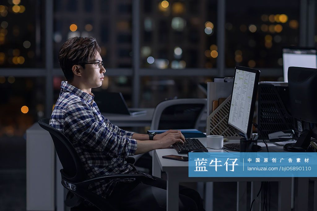 IT工程师在公司加班