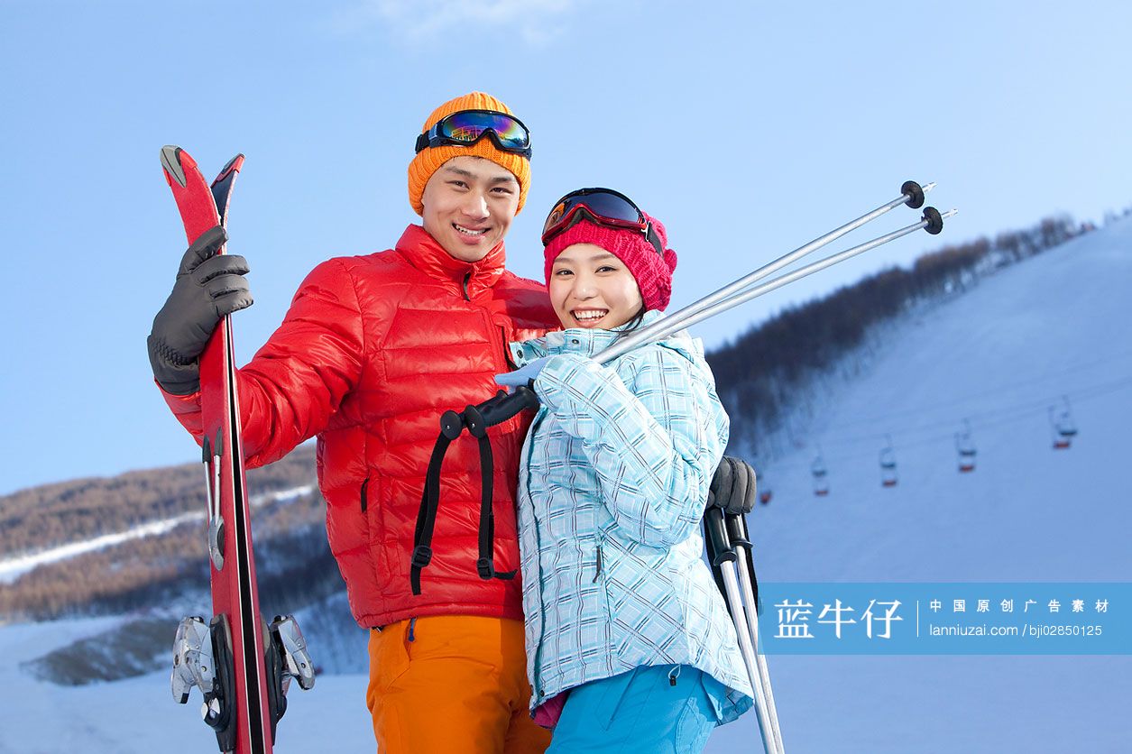时尚青年男女在滑雪场-蓝牛仔影像-中国原创广告影像素材
