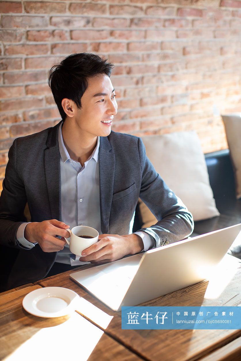 年轻商务男士在咖啡店喝咖啡