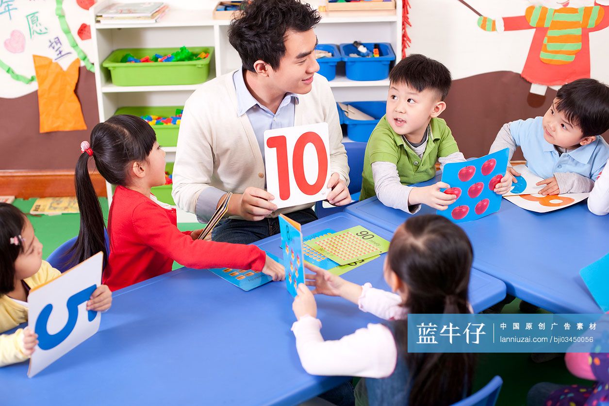 幼儿园老师和孩子们上数学课