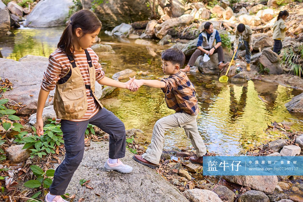 老师带学生在小溪边玩耍