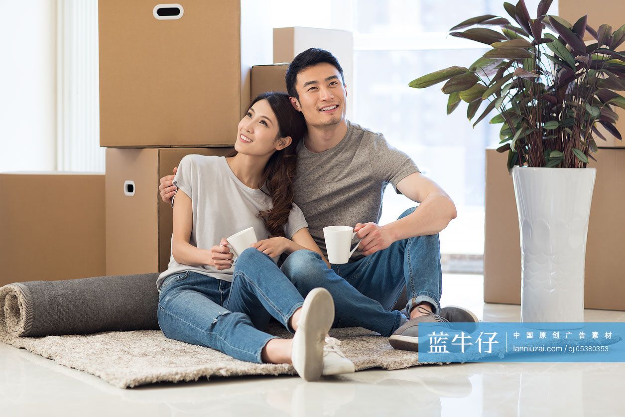 年轻夫妇搬入新家-蓝牛仔影像-中国原创广告影像素材