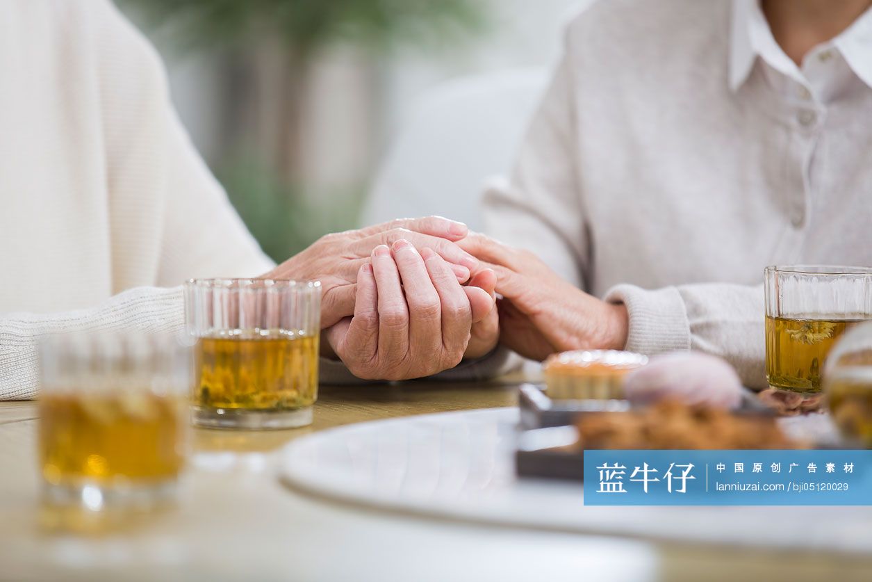 快乐的老年女子喝茶聊天