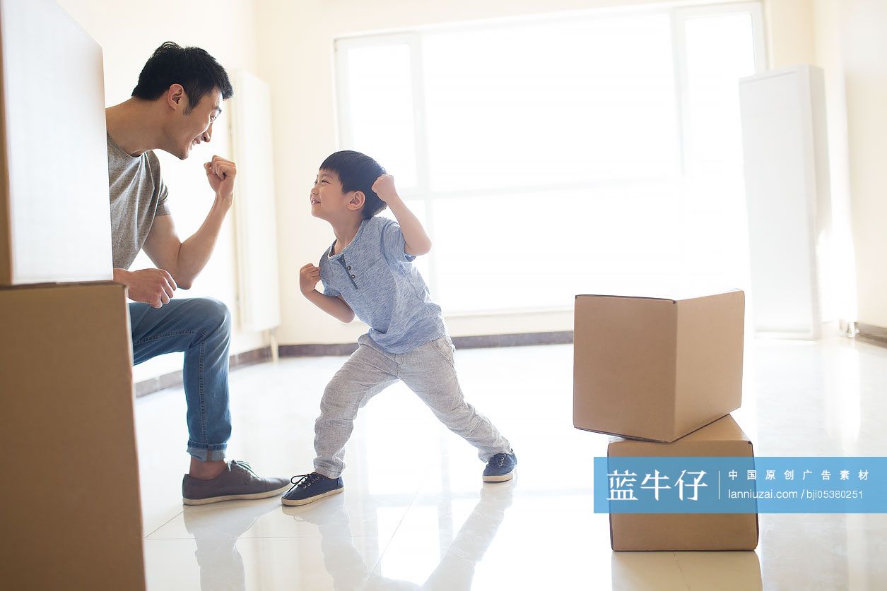 年轻父子俩搬进新家