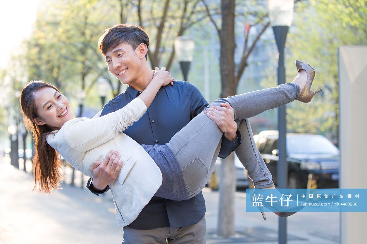 年轻男子抱起女朋友-蓝牛仔影像-中国原创广告影像素材