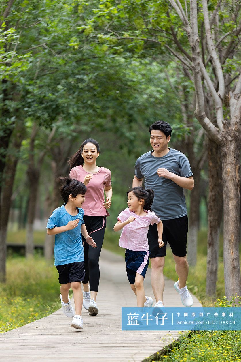 一家人在公园晨跑