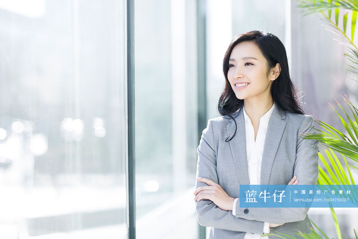 自信的年轻商务女士