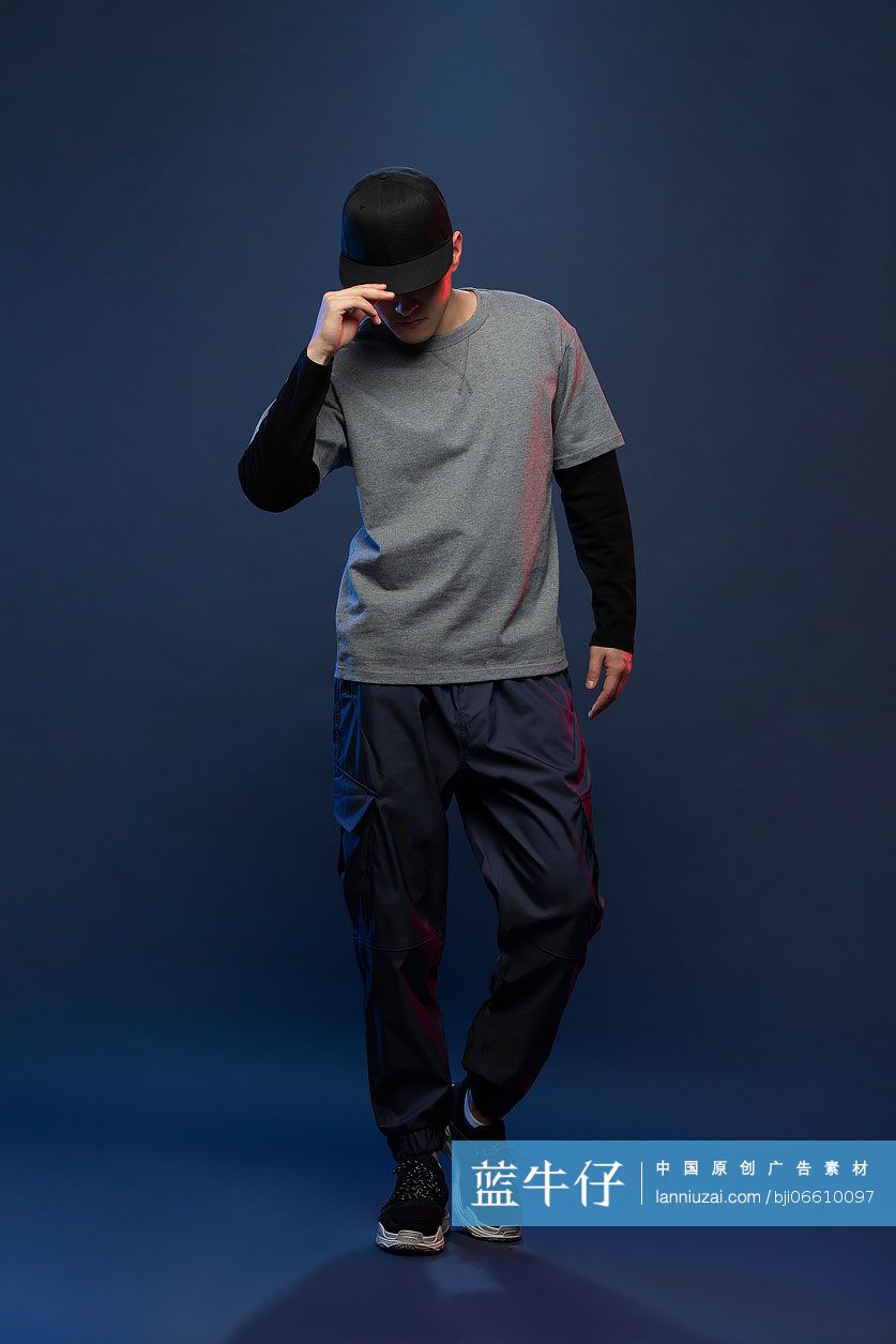 时尚的年轻男子跳舞