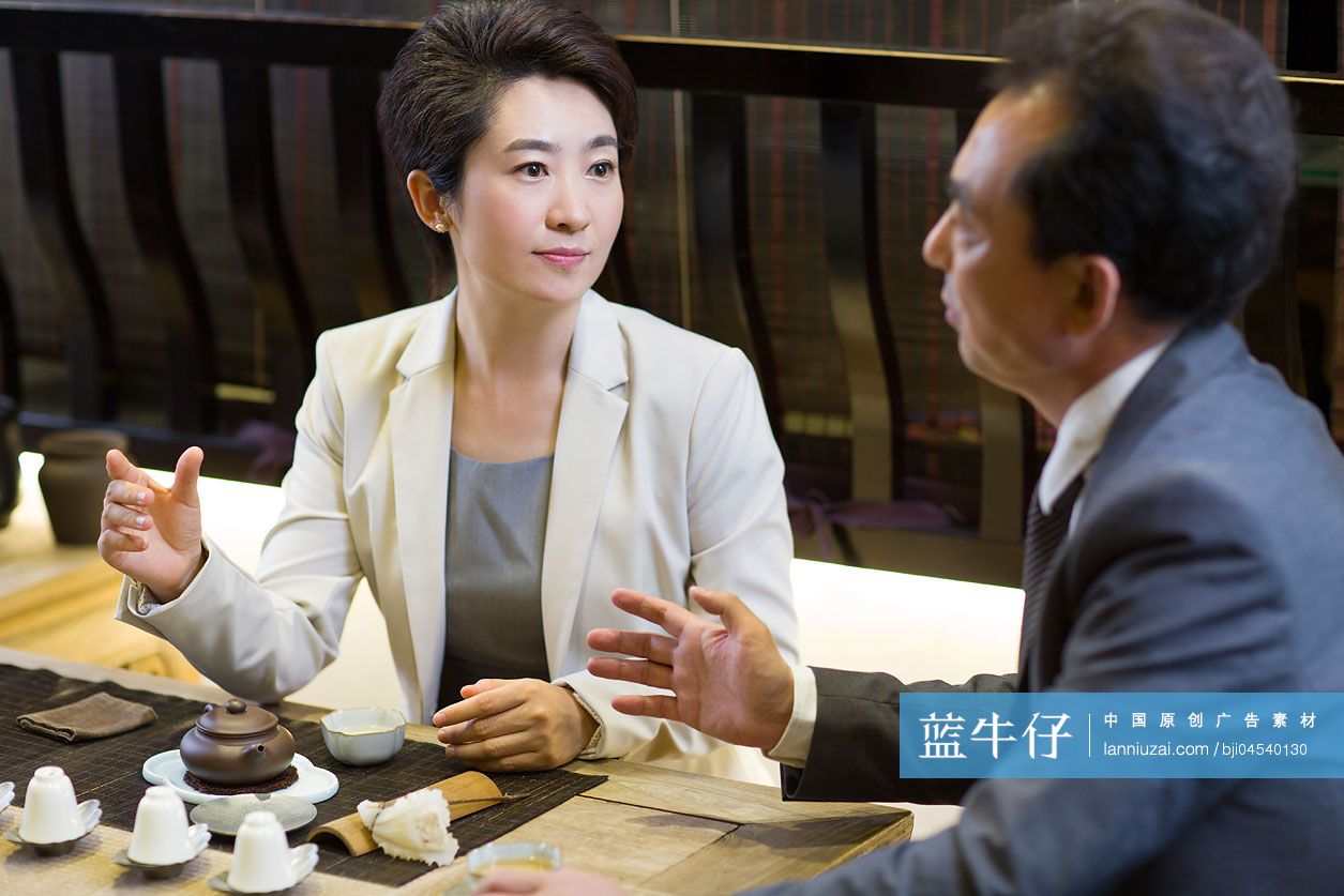 商务人士在茶馆喝茶