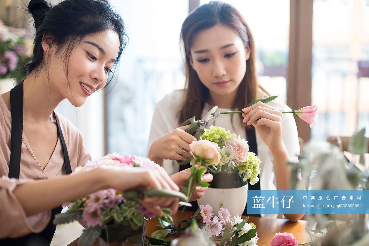 闺蜜一起参加插花艺术沙龙