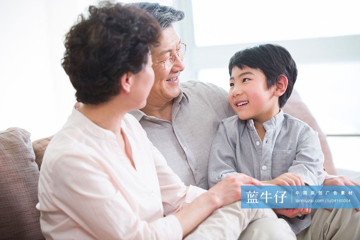 快乐的奶奶和孙子-蓝牛仔影像-中国原创广告影像素材