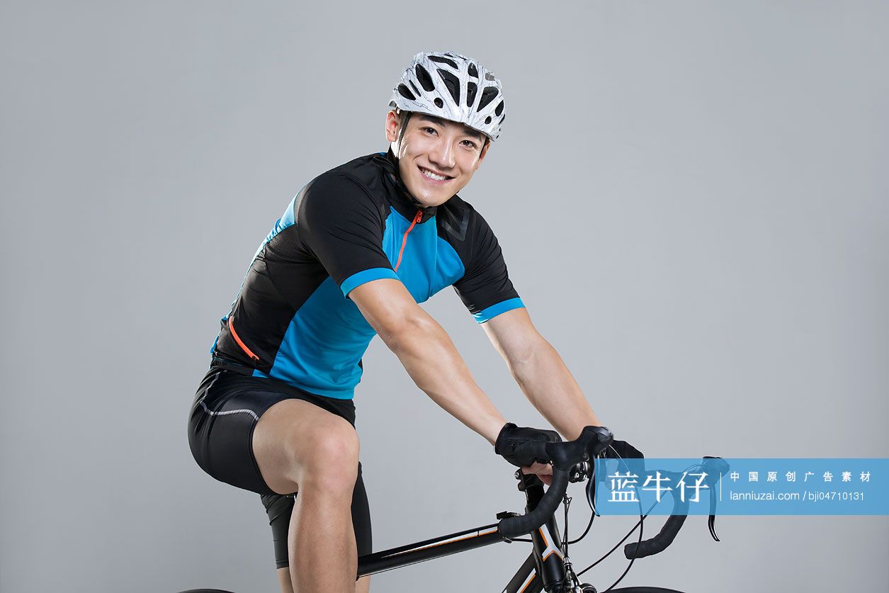 年轻男子骑自行车